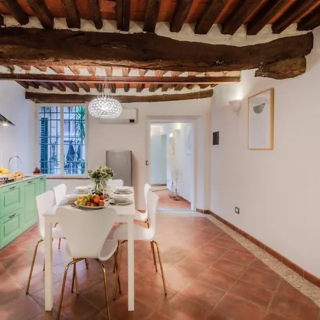 Casa Al Dipinto, An With Garden Apartment